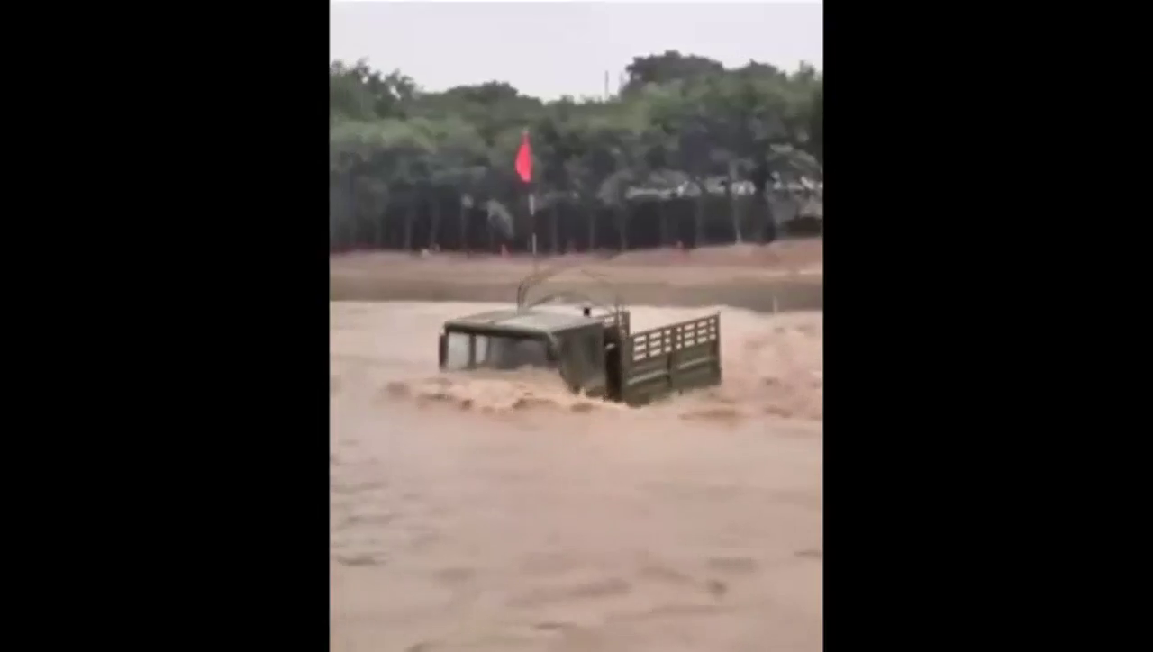 国产卡车 这么深的水都可以 厉害了神车 佩服