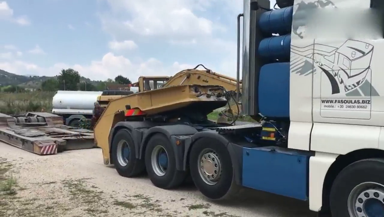 大MAN卡车来运输挖掘机推土机了，真够力气运输