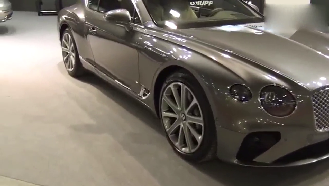 宾利跑车按下屏幕翻转的那一刻，你才会知道什么是帅气