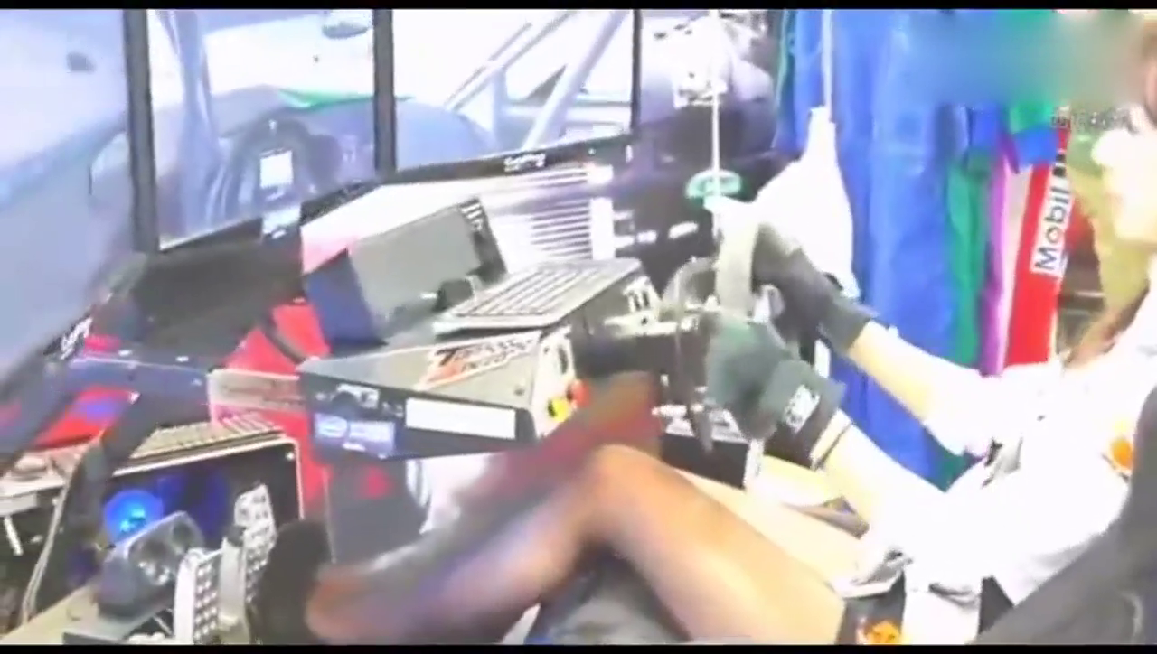 妹子在游戏厅玩模拟跑车