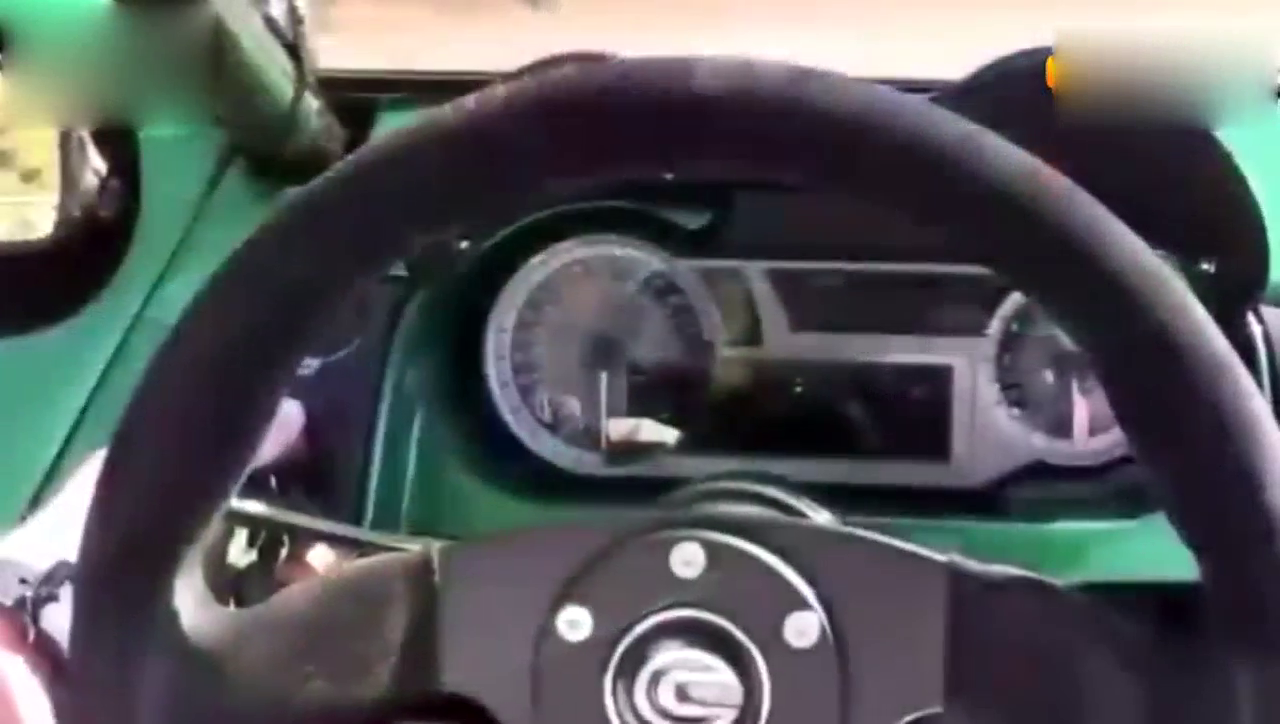 300万的摩托车你永远不知道能跑多快？网友：这应该是跑车吧！