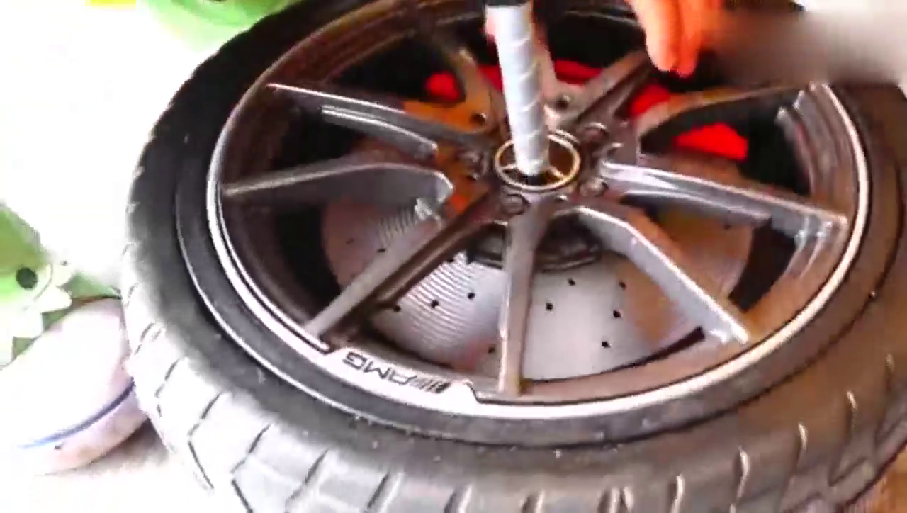 妈妈的奔驰抛锚，小屁孩驾驶AMG跑车前来救援，厉害了！