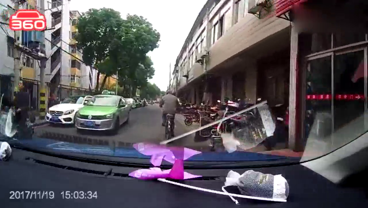 无良卡车，一直按喇叭，前面有自行车怎么快？！结果自己撞电线杆