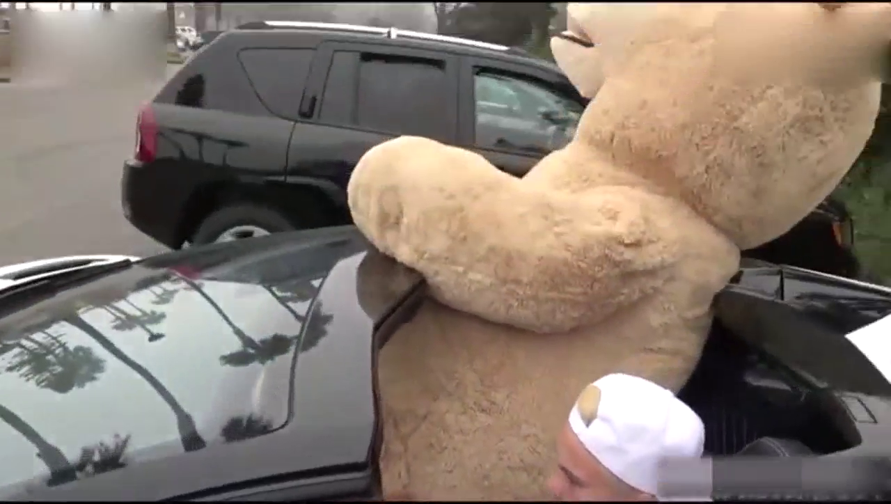 超级跑车车顶上放着玩具熊，上公路上去兜风，又炫又酷！