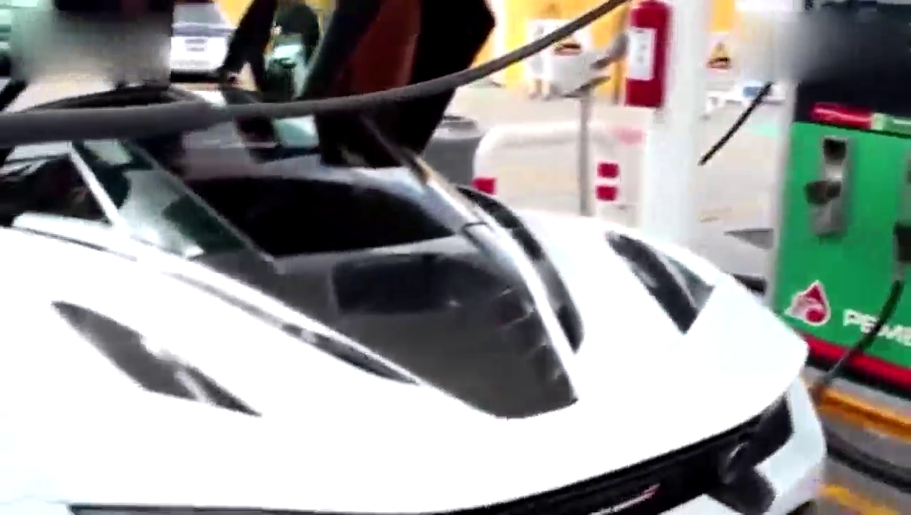 超级跑车在国外加满一箱油有多便宜？说出来你都不敢信