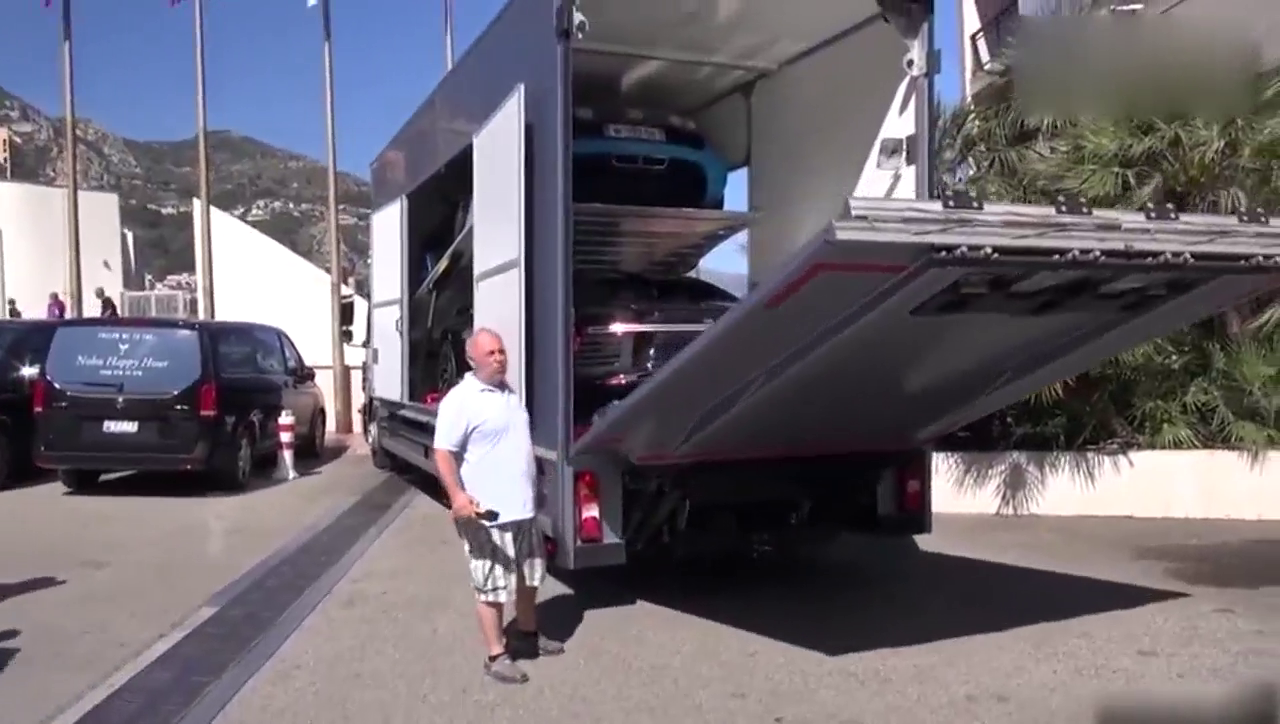 超级跑车到货卸车，太炫酷了！简直毁了三观