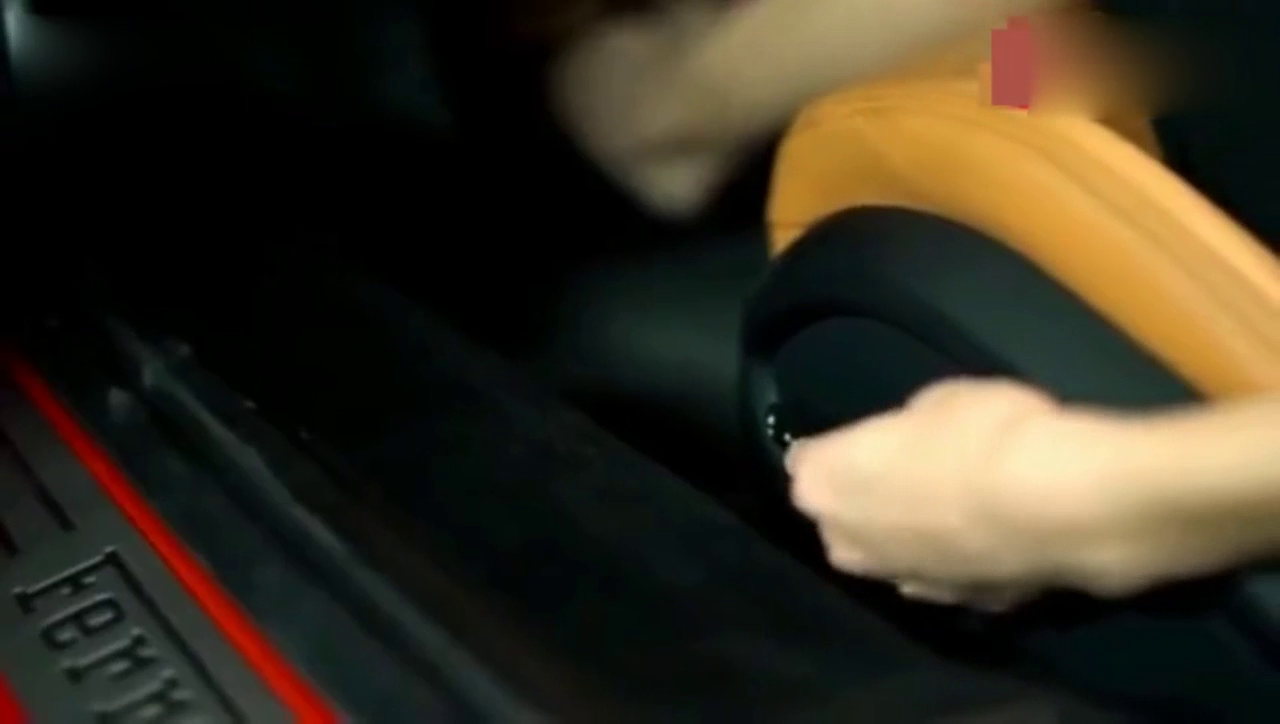 超级跑车法拉利的油箱盖怎么打开？女销售员一个动作，自愧不如！