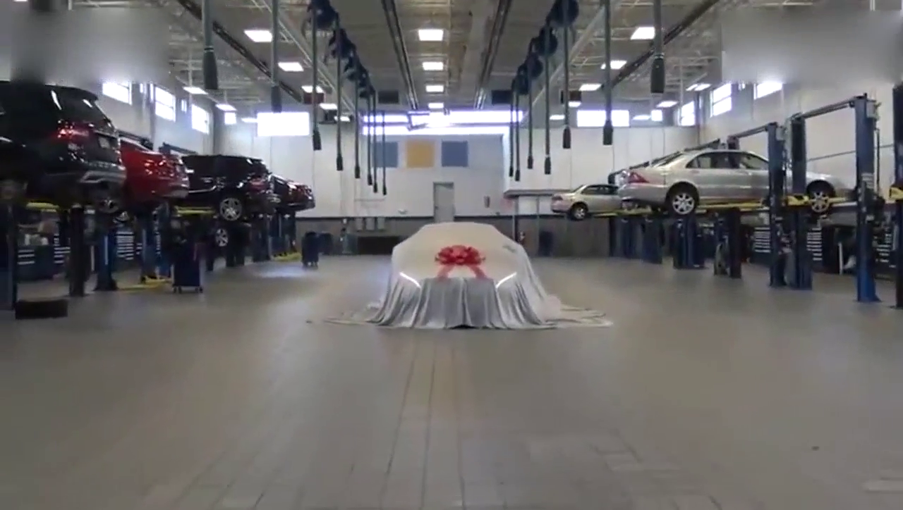超级跑车拉开遮车布的时候，太炫酷了