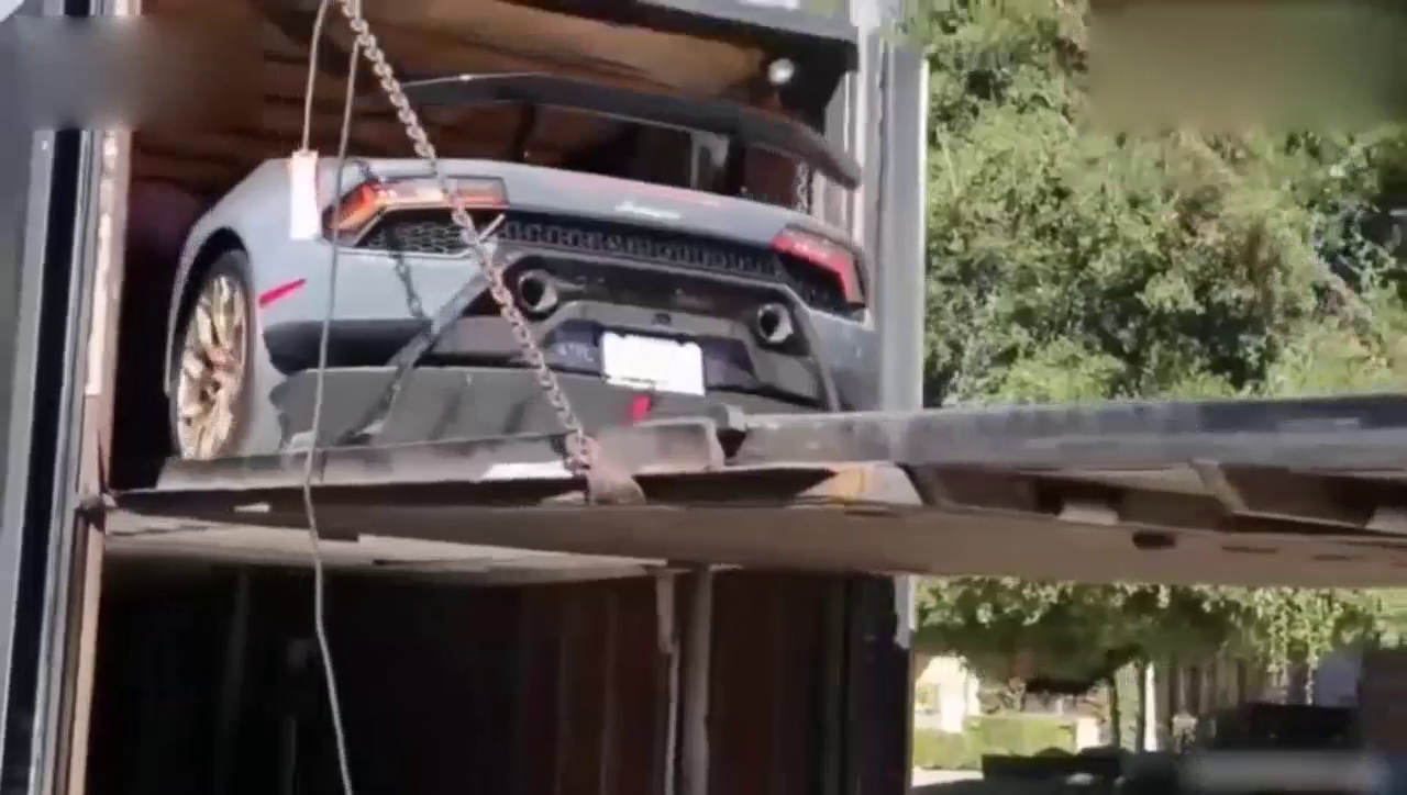 超级跑车都是怎么交付客户的，卸车的时候司机说自己紧张了