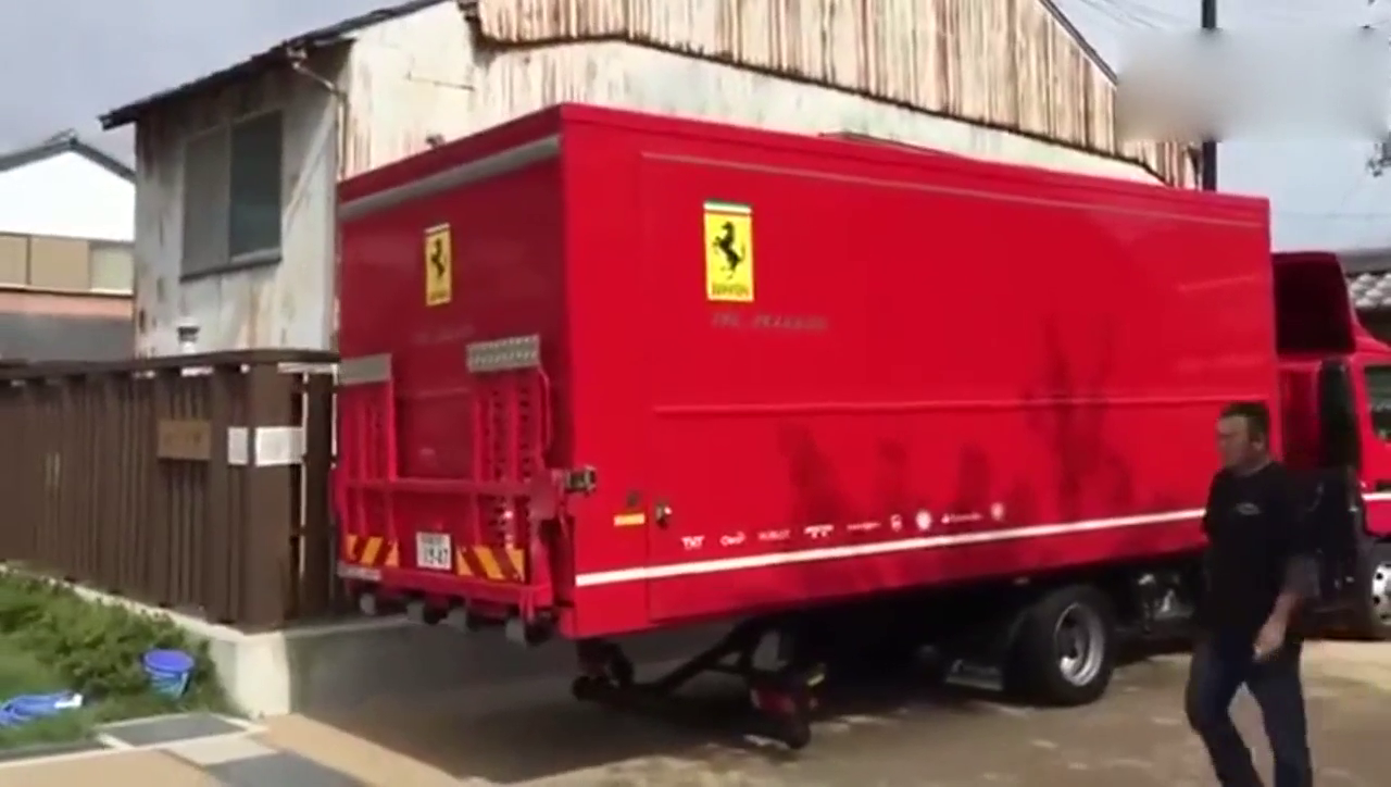 超级跑车法拉利的御用拖车，这待遇就是不一样啊