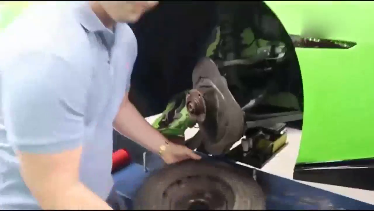 超级跑车的刹车片究竟有多大，拆下来之后你就知道了