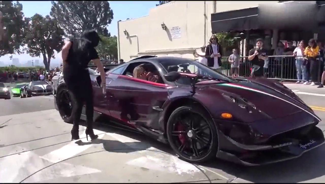 超级跑车的驾驶员下车的那一瞬间，才体会到什么是真正的白富美