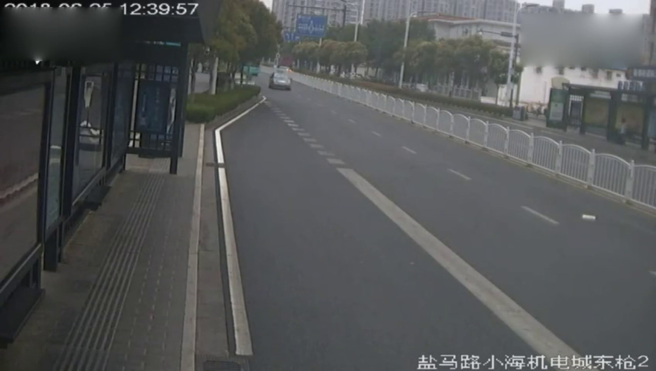 路边窜出一辆车，可把这辆出租车给坑惨了