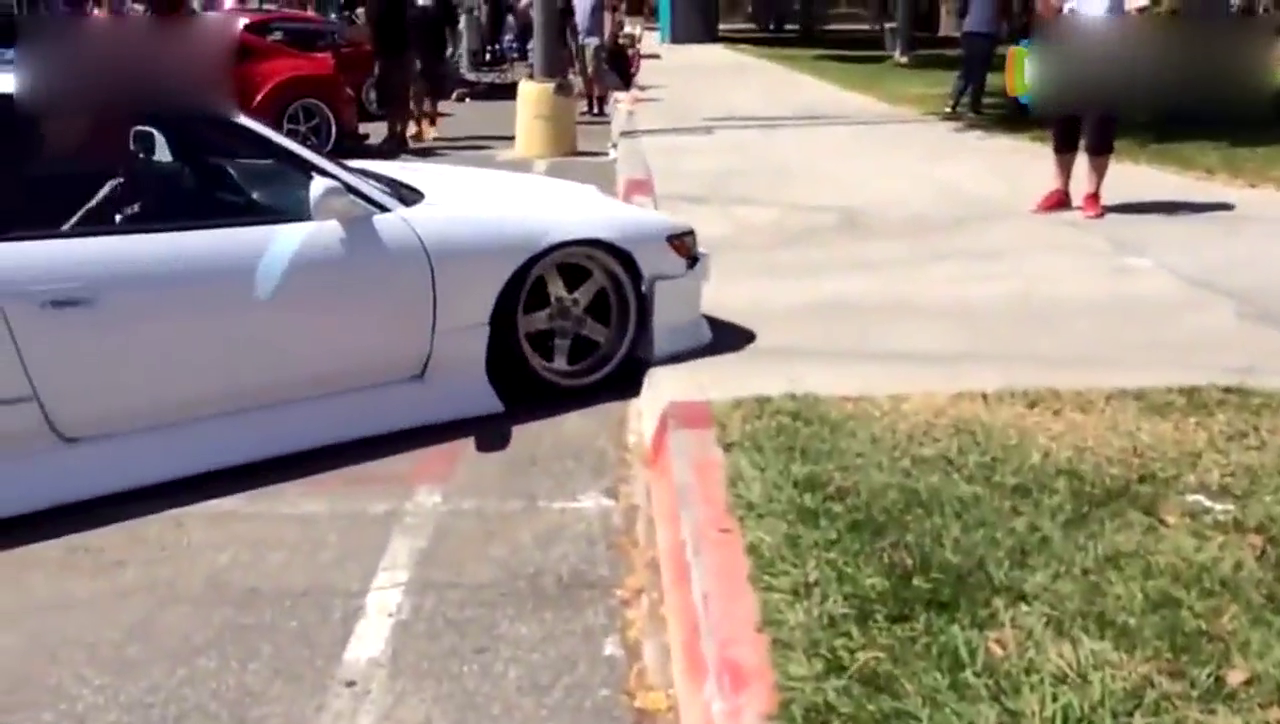 车主大概忘记自己开的是底盘超低的跑车了