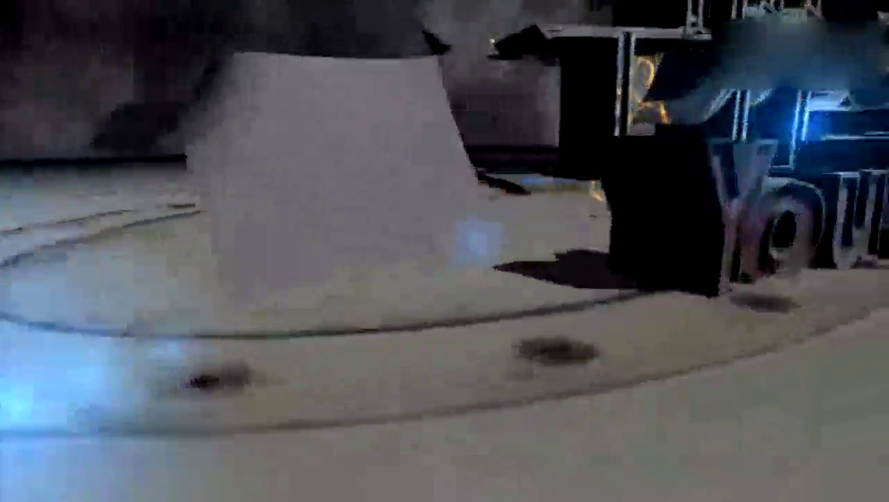 小姐姐开卡车真老练，一看就知道是老司机！