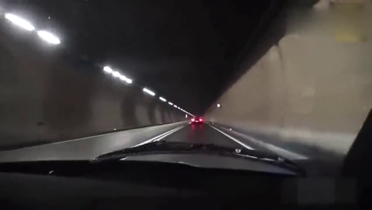 小伙路上偶遇保时捷跑车,自己座驾秀,网友你更豪