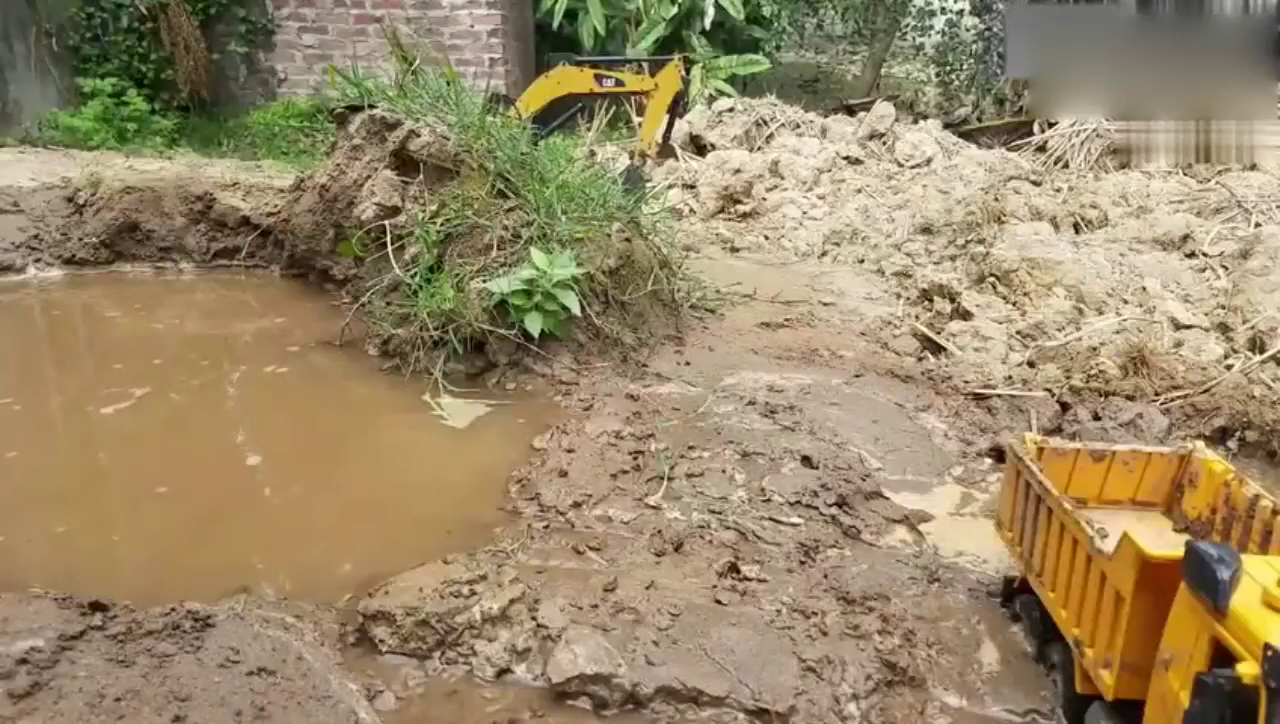 RC遥控车：挖掘机卡车模拟装泥沙，这技术大写的服