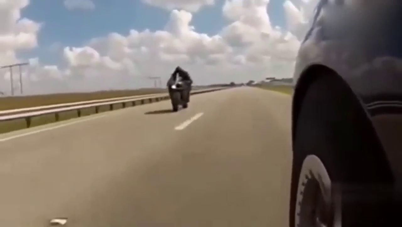 两辆重机与跑车飙车，谁知最后冲出一辆车