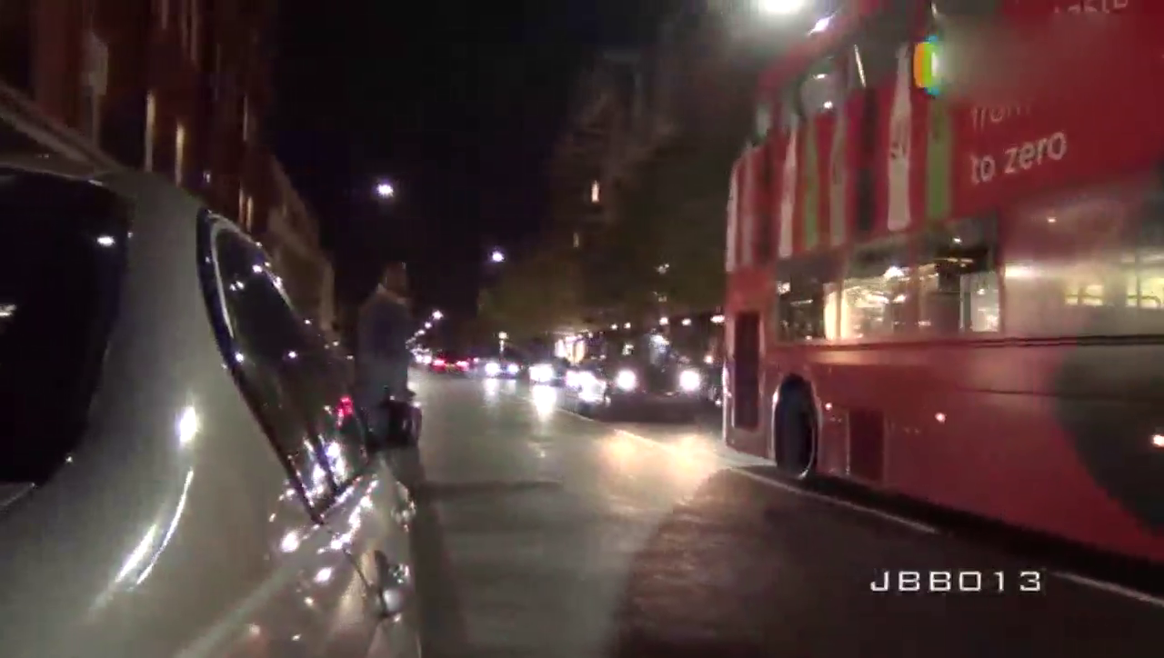 一群跑车在市区轰油炸街，来了一辆雅马哈R1立马变老实了