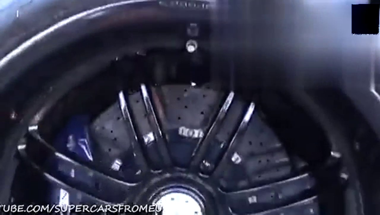 小伙作死背靠帕加尼跑车引擎盖玩耍，下一秒才是霸气的开始！