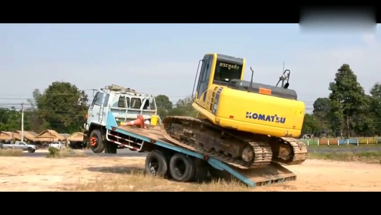 小松挖掘机上一个卡车的车子回家，结果前轮斗翘起来了