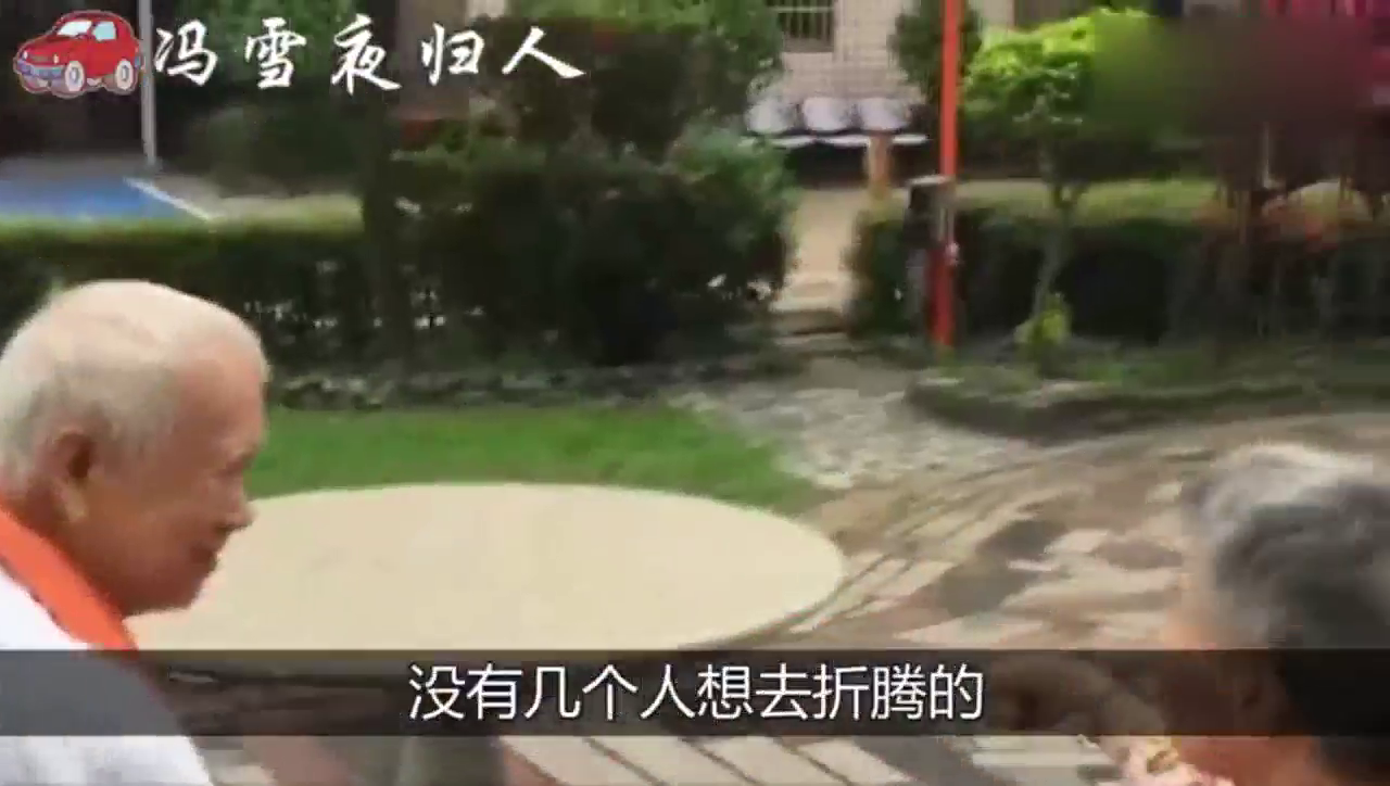 小伙开跑车被超，直接开启飙车模式，看清车主后瞬间傻眼了！