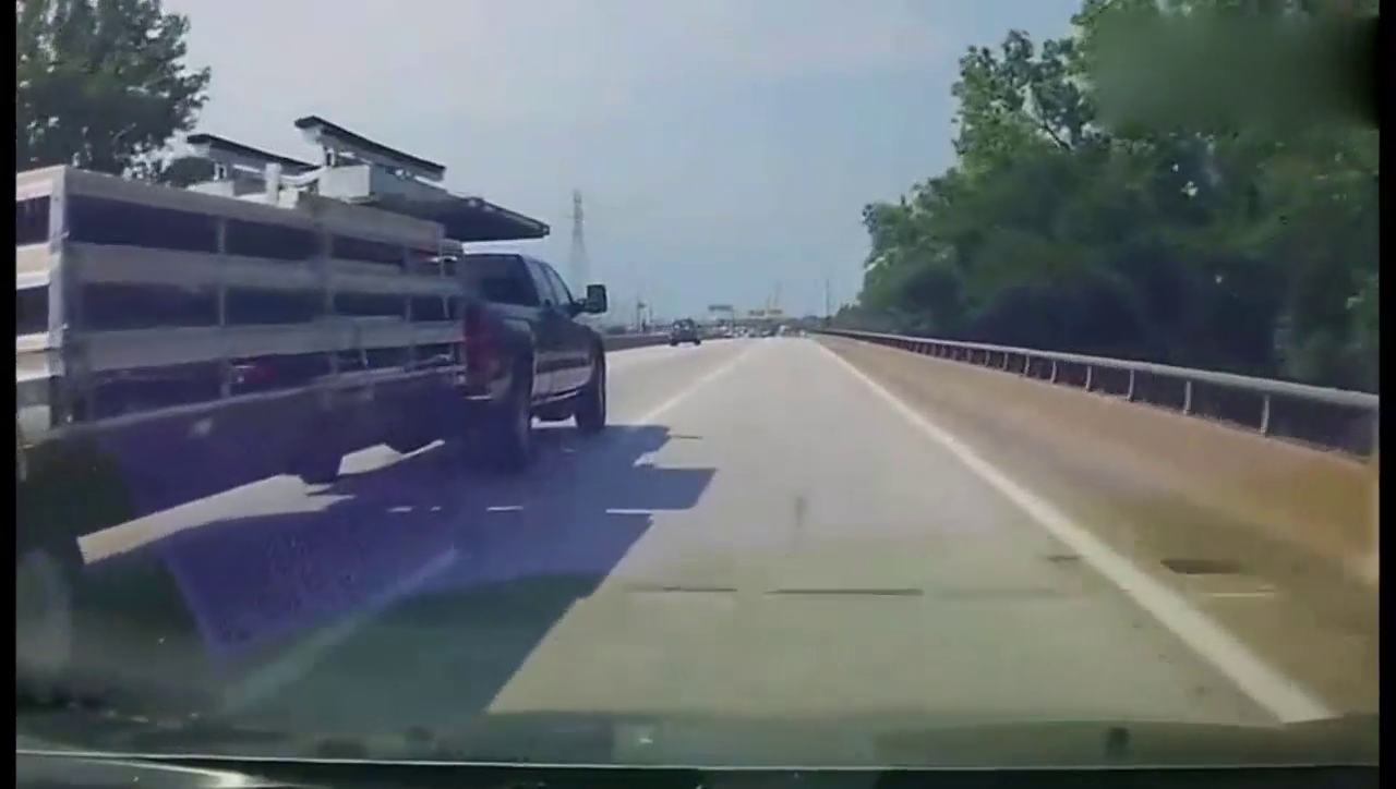 小车想超大卡车，差点被挤出护拦