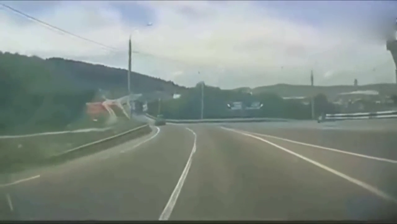 都说沃尔沃的安全性好，看这辆卡车踩刹车，我真的信了！