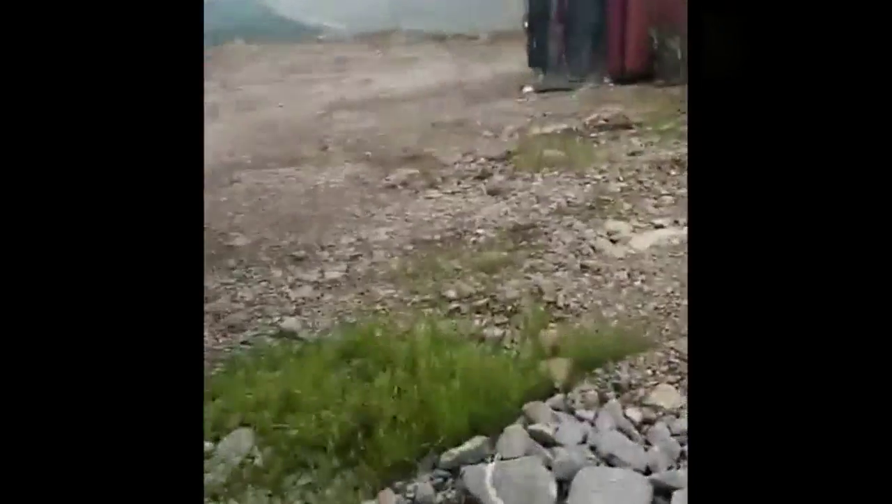 这不科学啊，卡车卸货给自己撂倒了