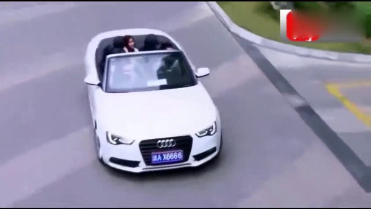 霸气！富二代开奥迪跑车当街拦下宝马，扔下两个美女扬长而去