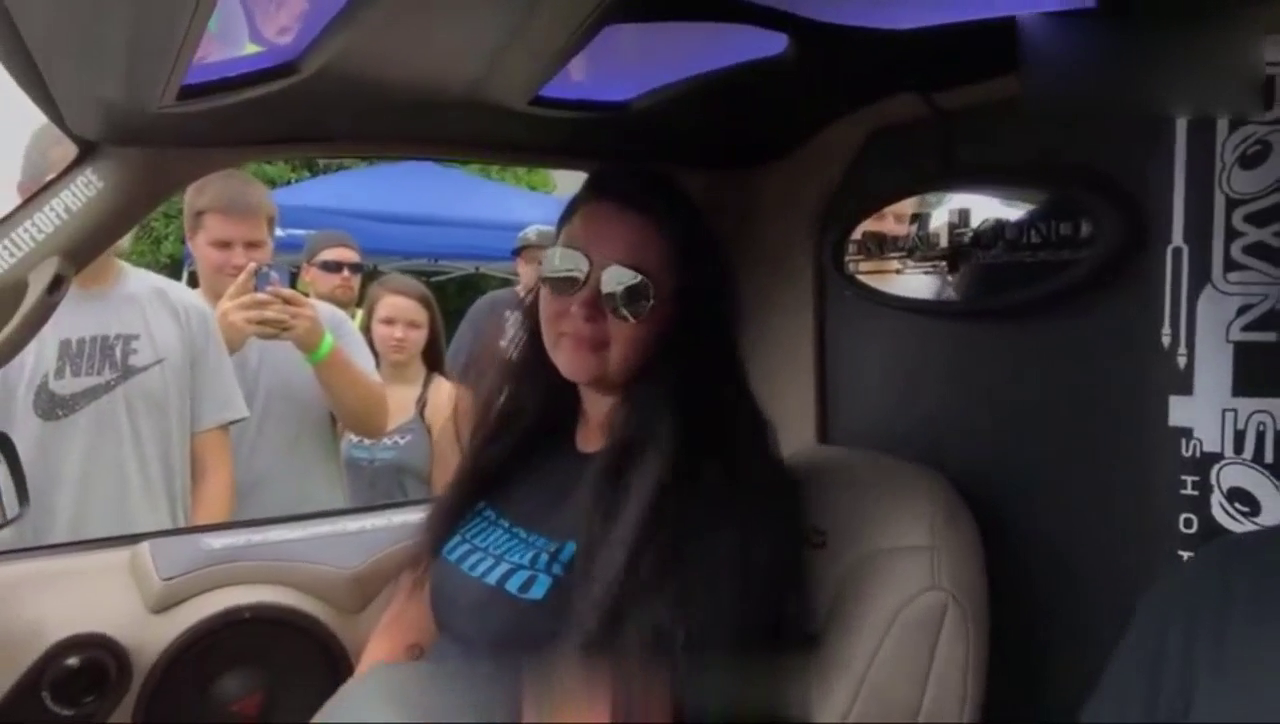 长头发的妹纸一定要远离这种改装车，不然你的形象就没了！