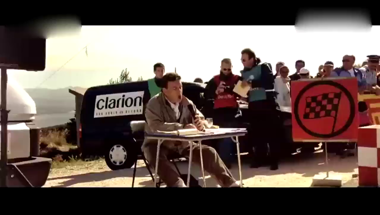 出租车误闯赛车道，还嫌赛车慢，司机不当赛车手可惜了