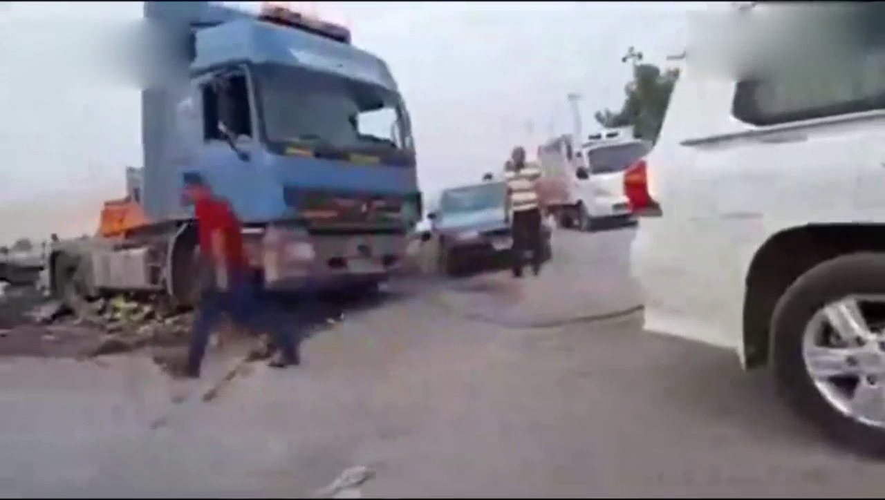大卡车掉坑里，竟然用小汽车车拉了出来