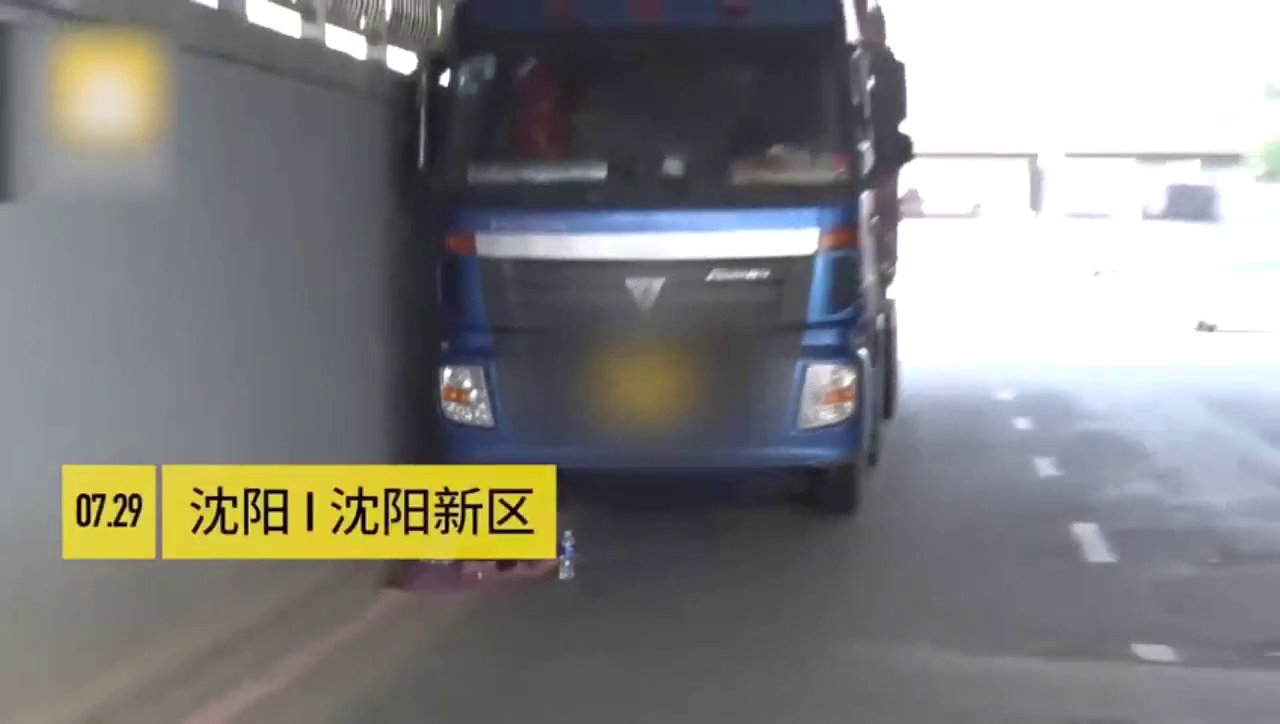 卡车在后,司机搭凉席避暑睡觉