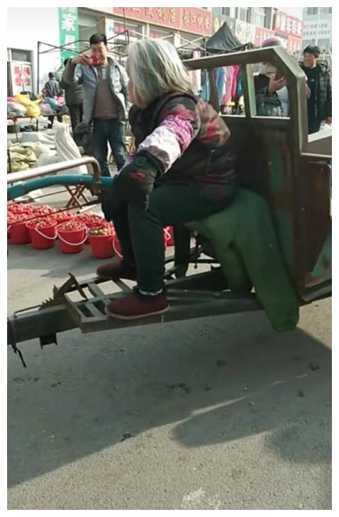 山东临朐70岁奶奶，开手扶拖拉机赶集，网友：老司机都自叹不如