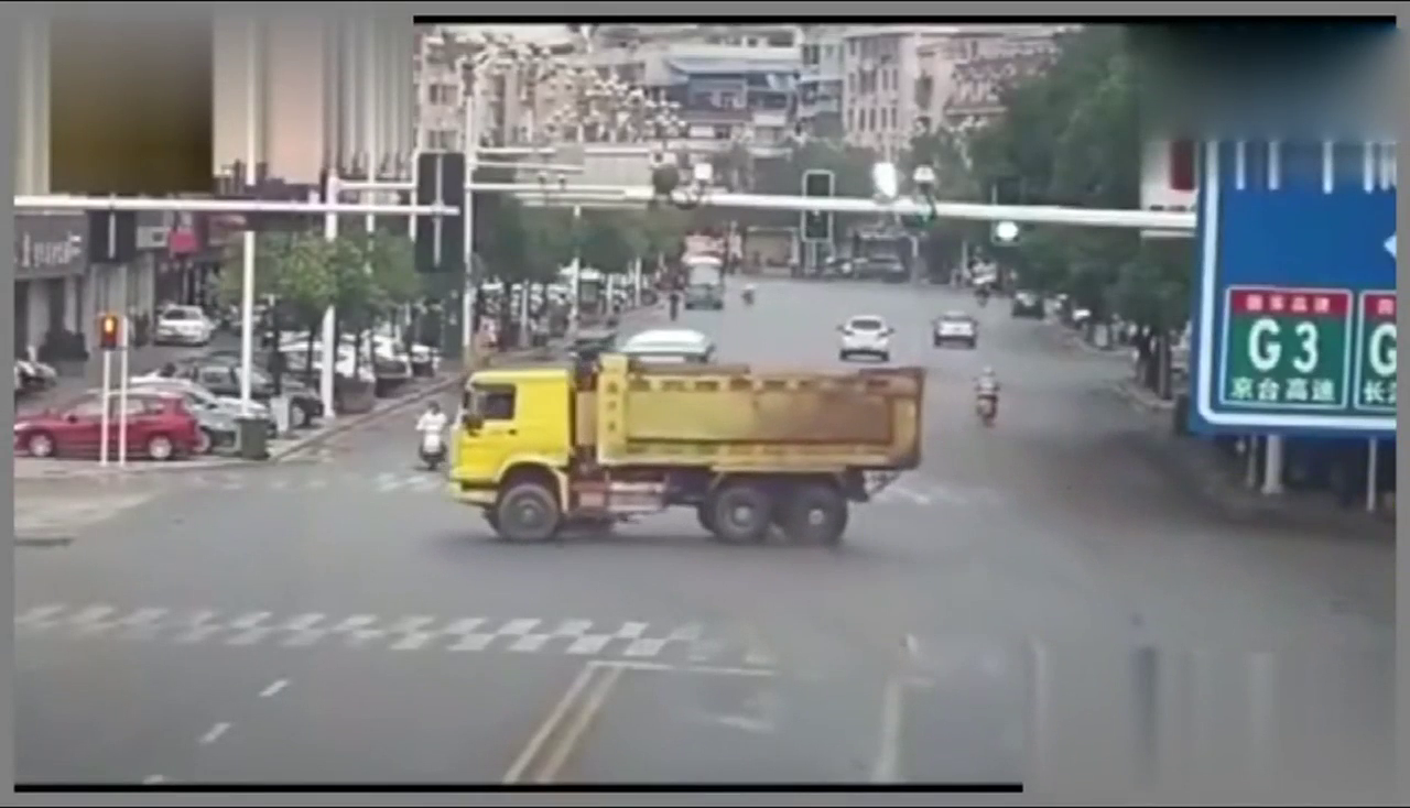 男子骑电动车公然闯红灯，迎面撞上大卡车，网友：不惜命啊