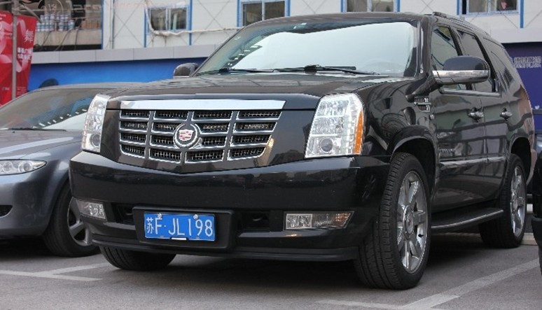 南通如东县城实拍凯迪拉克凯雷德，气场秒杀周围众车！