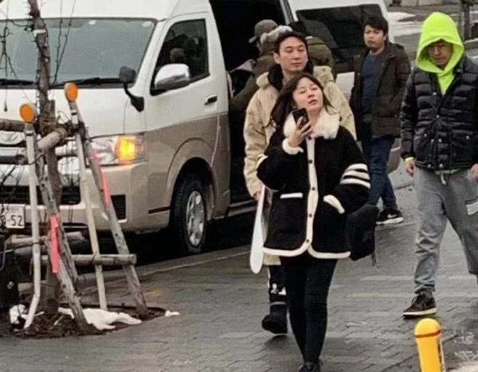王思聪带新女友出游遭嘲讽,女友个子矮小颜值低,长相撞脸乔罗