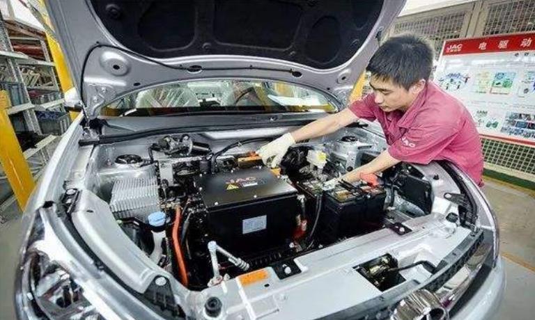 私家车防冻液多久更换一次？修车工：牢记这个时间，否则容易爆缸