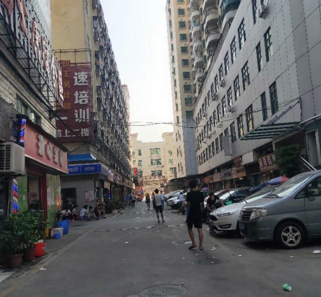 实拍龙华富士康对面油富商城,不能摆地摊后也变得不如