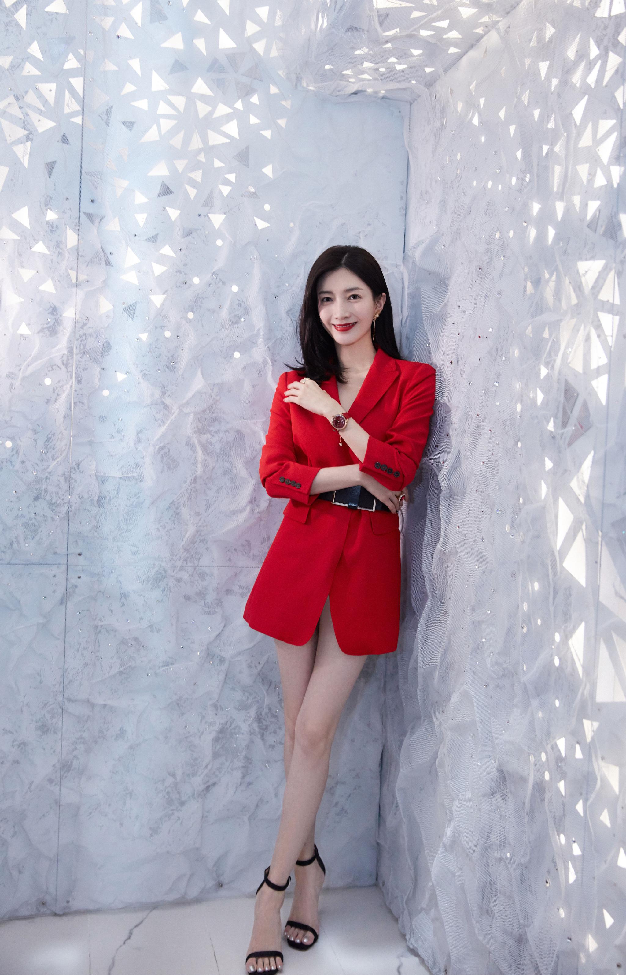 江疏影身穿一款红色短版风衣，时尚靓丽