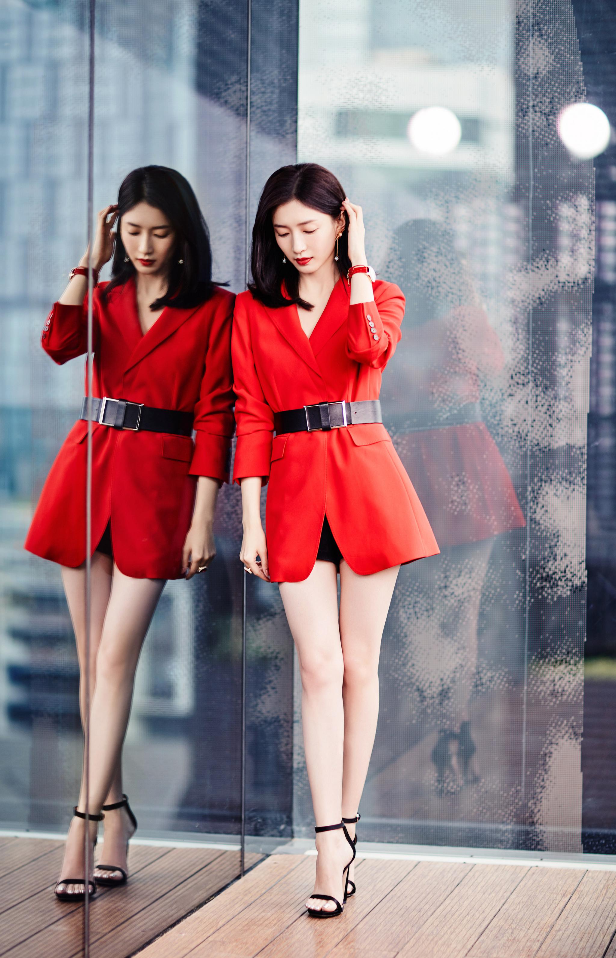 江疏影身穿一款红色短版风衣，时尚靓丽