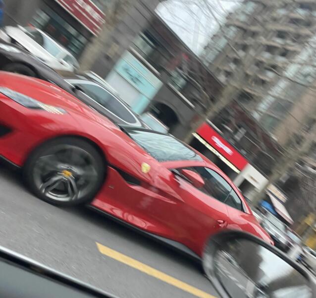 南通玉兰香苑实拍法拉利跑车，轰鸣声响彻整条街！