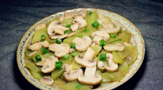 美食推荐:韩式炸酱面,莴笋烩蘑菇,凉拌豆皮的做法