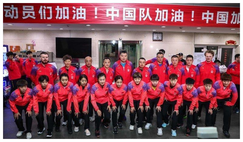 高清:中国乒乓球队出征世乒赛 热情球迷深夜送