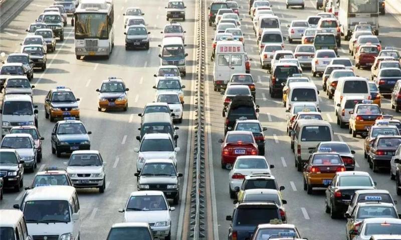 “开四停四”已实行1年，效果如何？居民：堵车没变，停车更难！