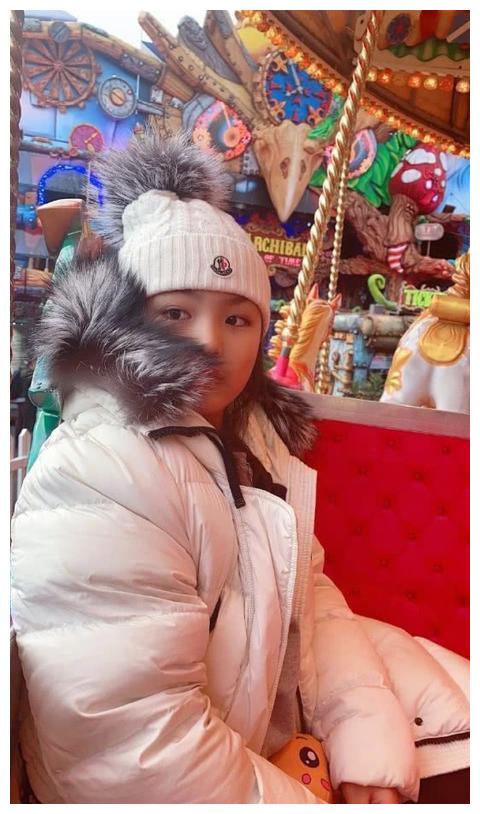 李湘女儿伦敦游玩照，五官立体美女初长成，一双肉腿太抢镜