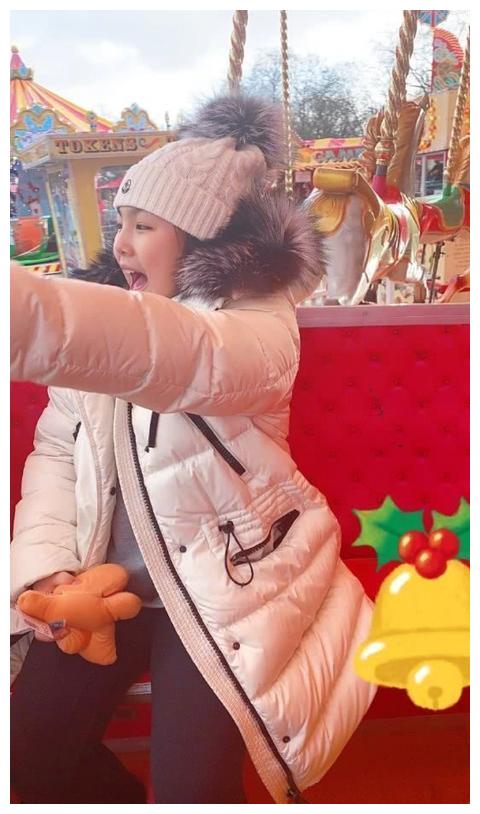 李湘女儿伦敦游玩照，五官立体美女初长成，一双肉腿太抢镜