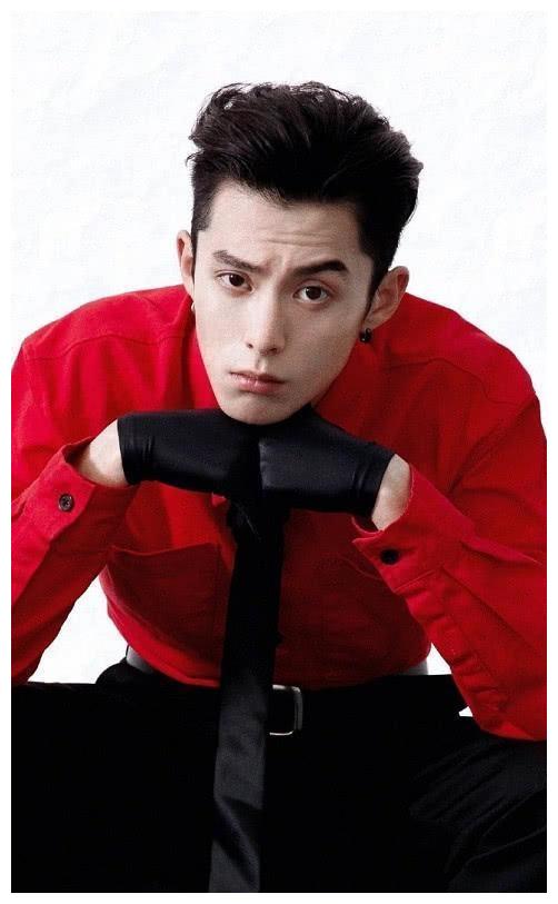 有种情侣装叫沈月王鹤棣,不管沈月穿什么,王