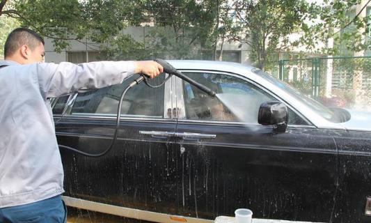 洗车时，这3个位置再脏也不能用水冲，洗不干净还伤车